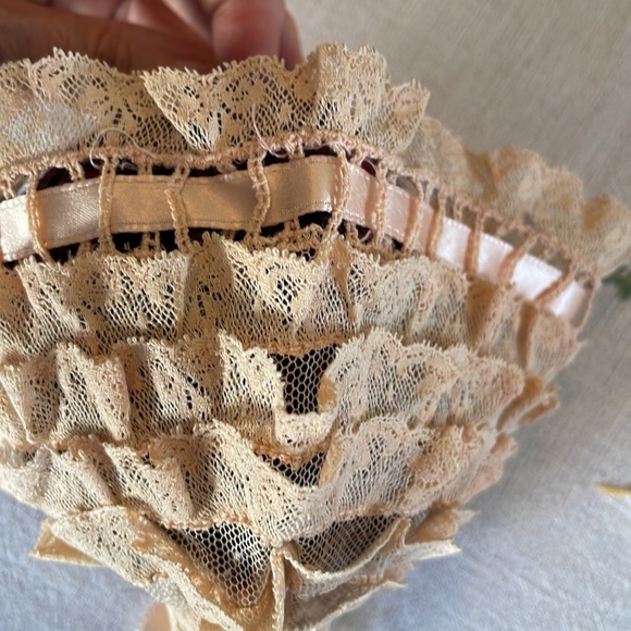 Antique lace baby's christening bonnet, ties under chin and in the back - Picture 8 of 10